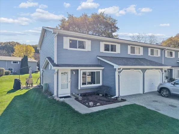 34108 N White Oak Ln, Gurnee, IL 60031