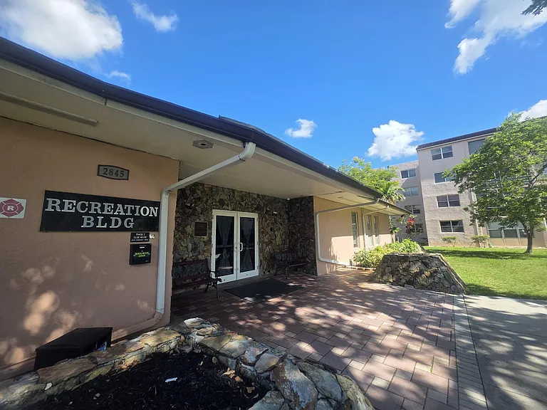 2851 Somerset Dr #208 — Photo 13