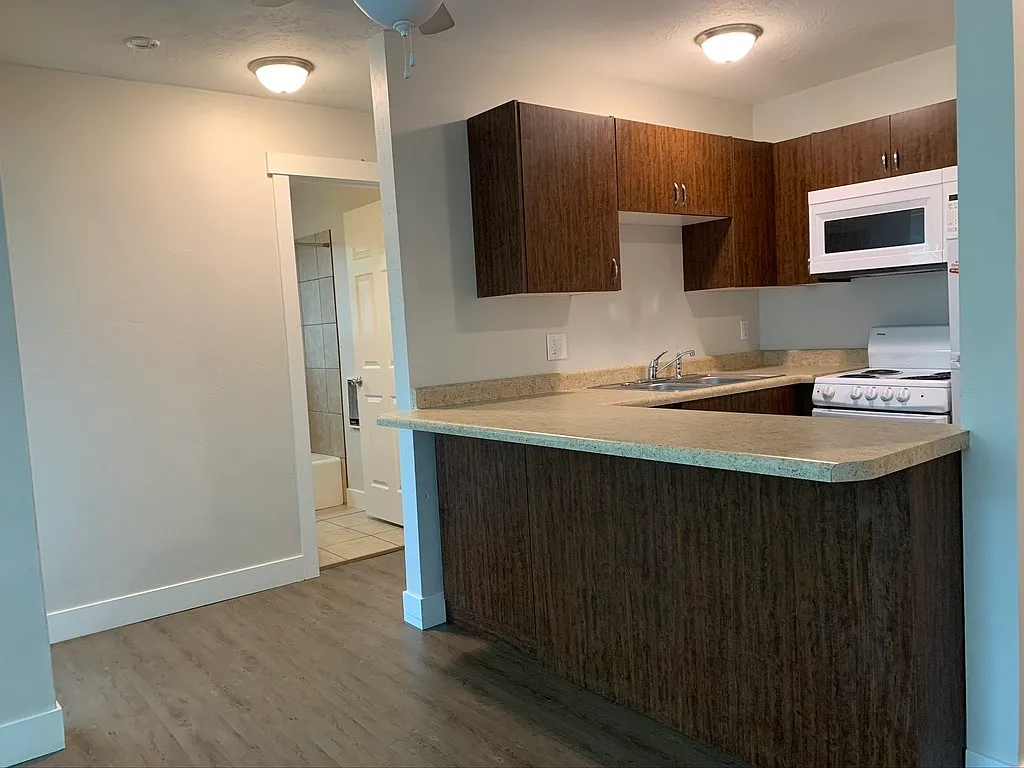 828 E 500 S — Photo 1