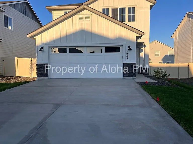1797 S Grayling Ave — Photo 2