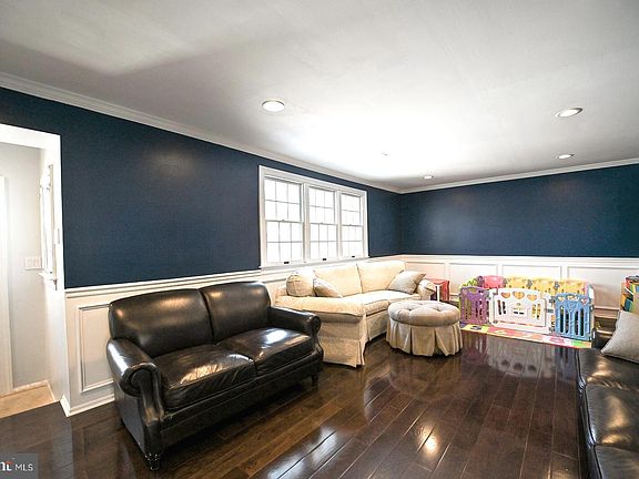 5th image of 1055 Brookwood Dr