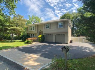 29 Cypress Dr, Kings Park, NY 11754