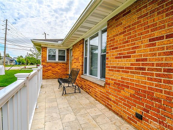 3rd image of 504 W Lake Ave