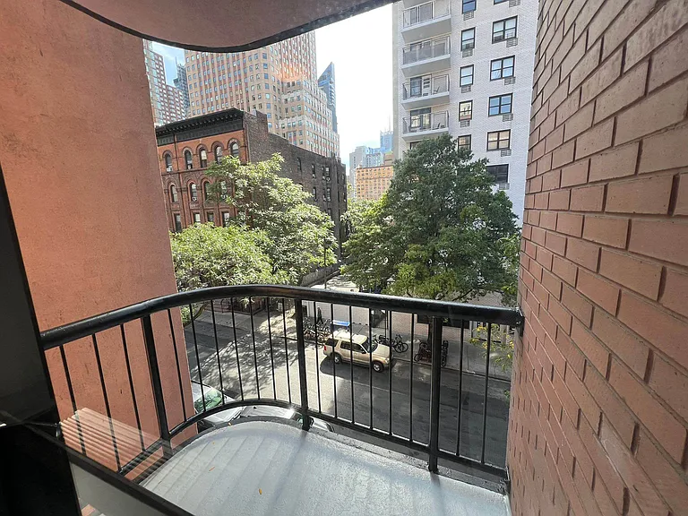 343 W 51st St #2A — Photo 4
