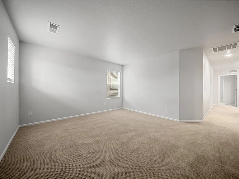 470 Hyde Park Cir — Photo 13