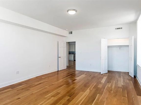 4th image of 221 Elizabeth St #2