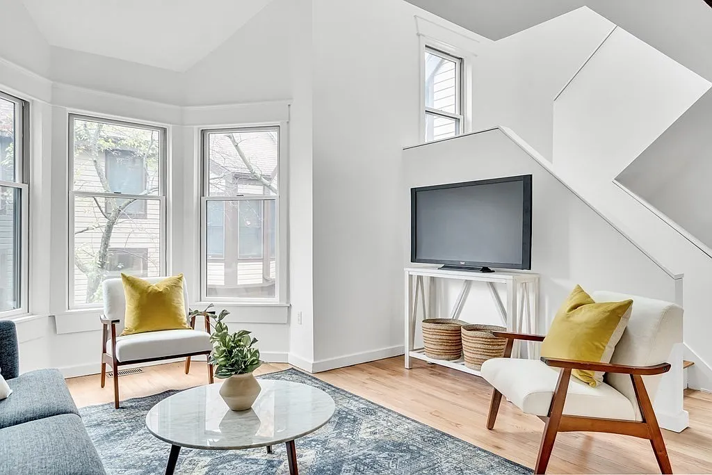 2 bed, 970 sqft, $4,200 — Photo 1
