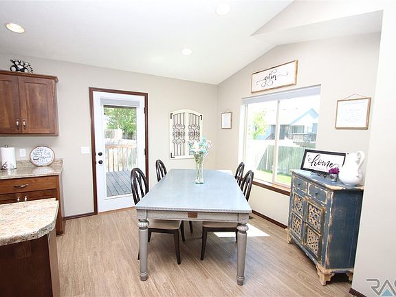 5th image of 4304 S Vista Park Ave
