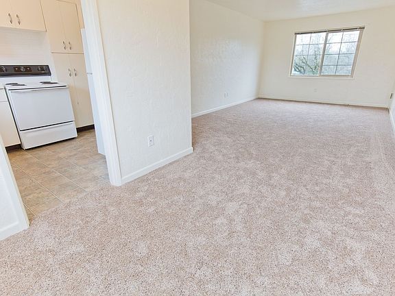2nd image of 815 SE 42nd Ave #3