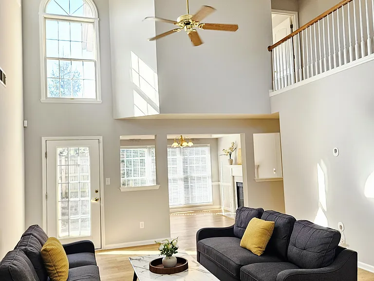 2216 Burns Ct — Photo 2