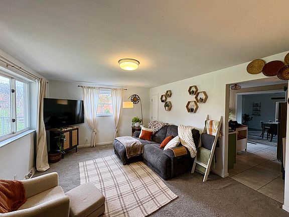 3rd image of 9039 Oak Ln