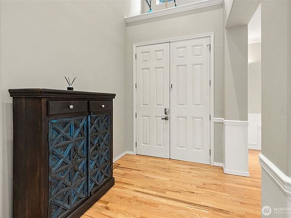 4th image of 3723 Lincoln Court NE