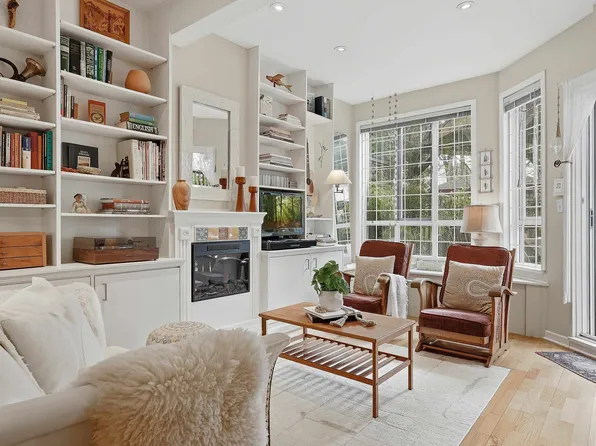 3440 Broadway W #123, Vancouver, BC V6R 4R2