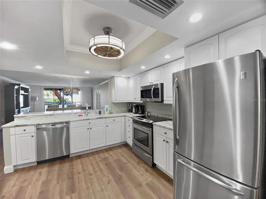 2 bed, 2.5 bath, 1957 sqft, $10,000 — Photo 3