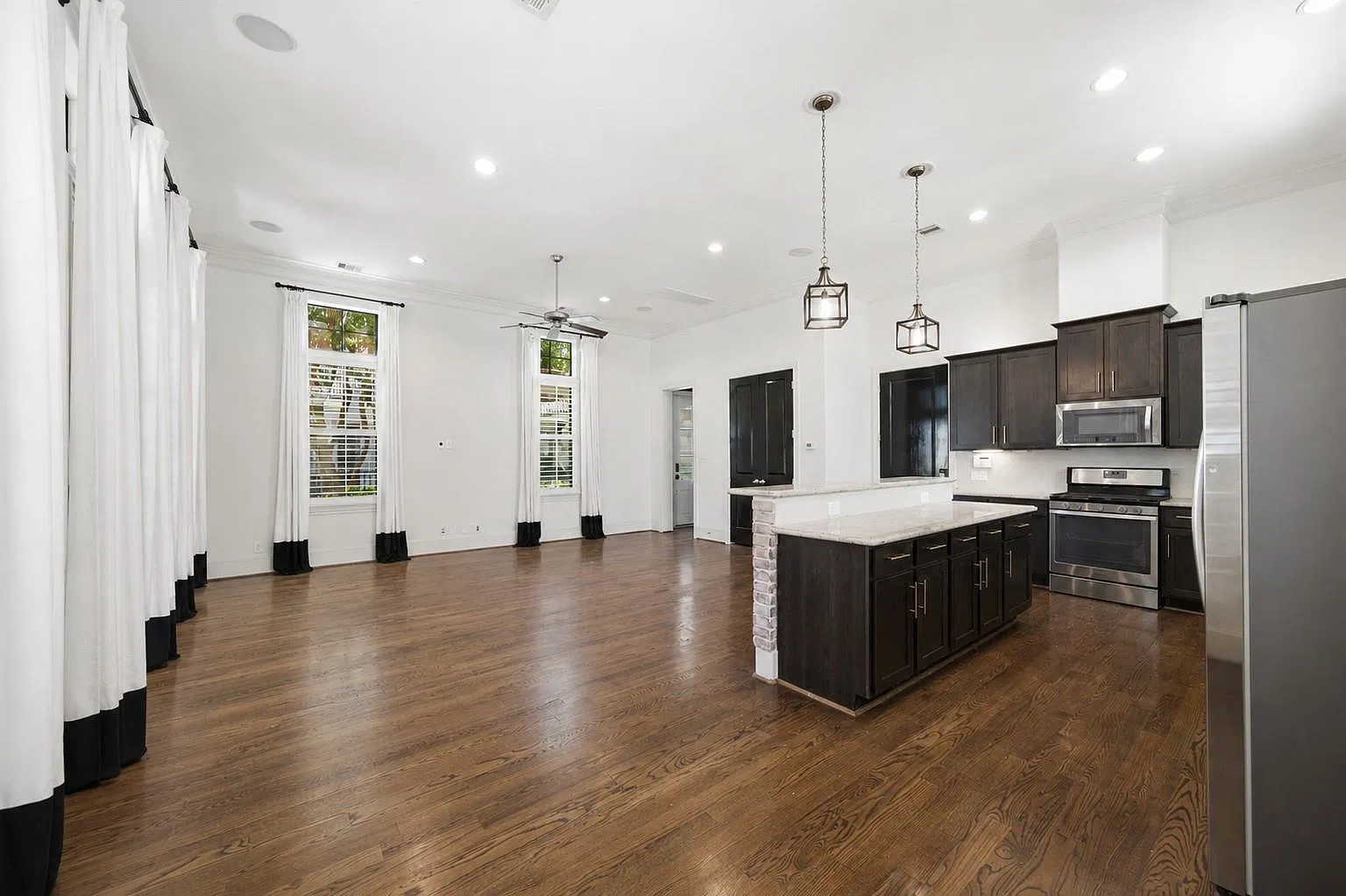 4 bed, 3.5 bath, 2656 sqft, $3,999 — Photo 3
