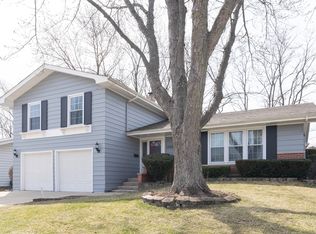 1300 N Oakmont Rd, Hoffman Estates, IL 60169