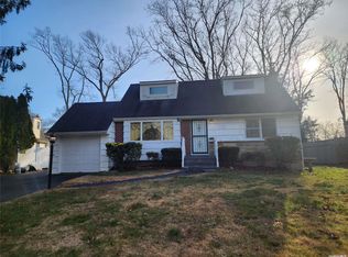 4 Robinson St, Shoreham, NY 11786