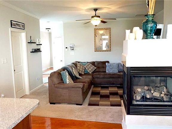 4th image of 939 Parkside Wood Ct