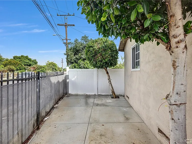 12624 S Mona Blvd — Photo 8