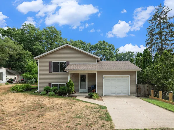 80 Vanderveen Ave, Holland, MI 49424