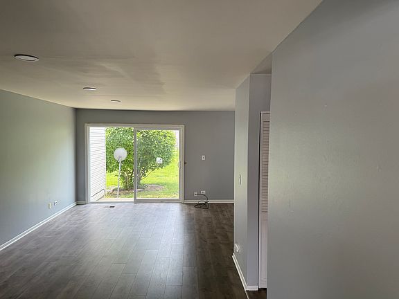 5th image of 869 White Oak Ln