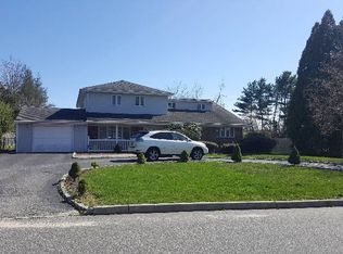 5 Marshmallow Dr, Commack, NY 11725