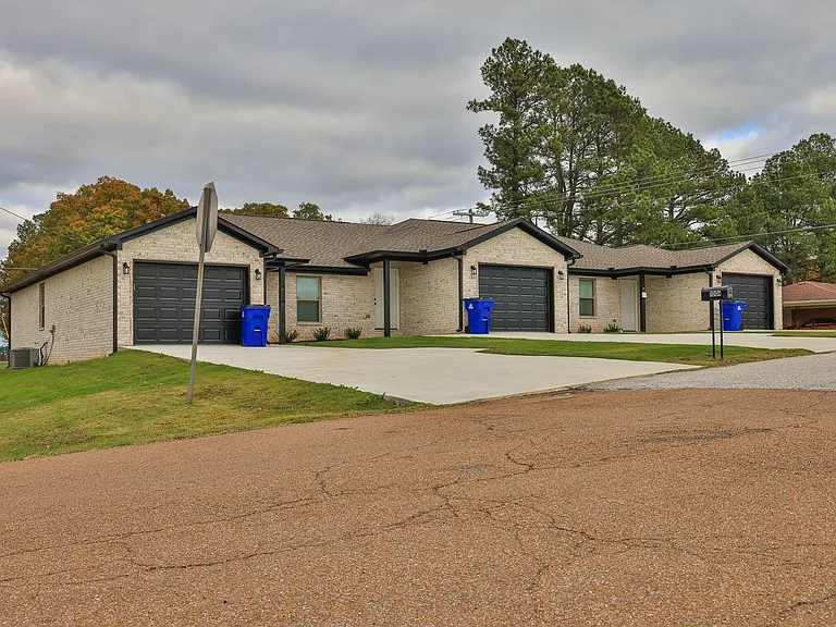 100 Crestview Dr — Photo 2