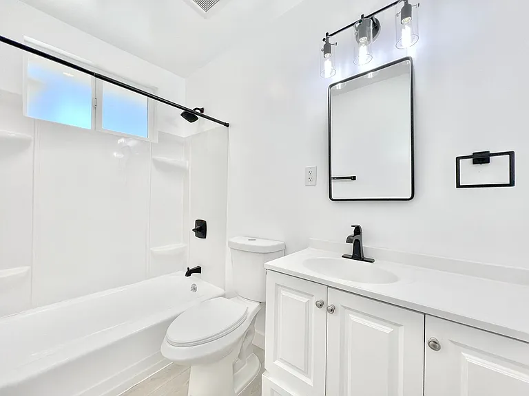7305 Variel Avenue — Photo 10