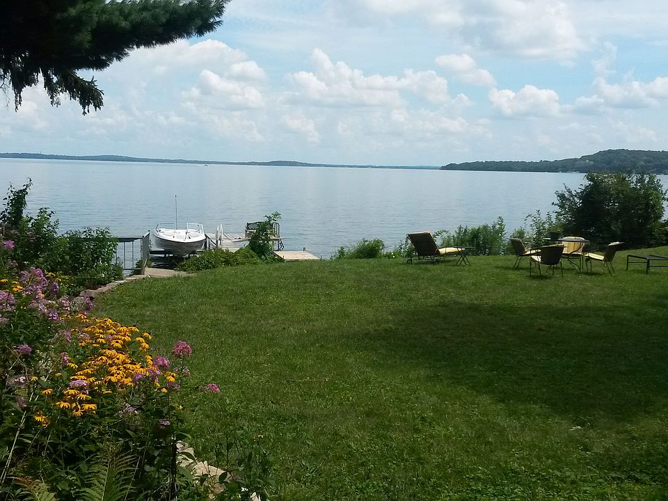 Lakeside living at its best!