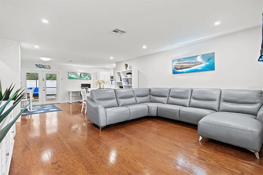 3 bed, 2.0 bath, 1444 sqft, $8,500 — Photo 3