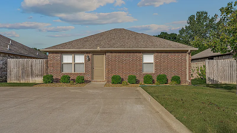 3 bed, 2.0 bath, 1250 sqft, $1,270 — Photo 1