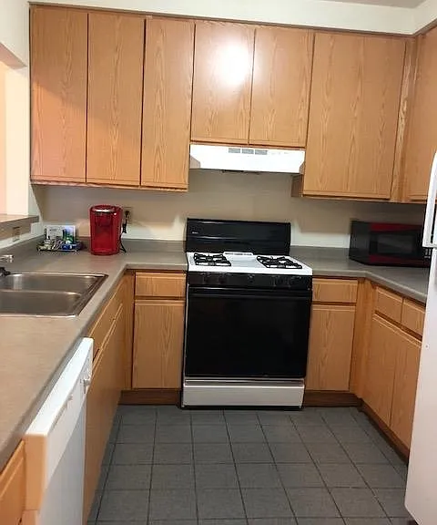 322 N Henry St — Photo 10