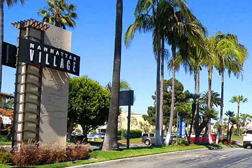 Shopping and dining in Manhattan Village