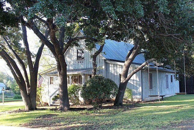 1st image of 805 W San Antonio St