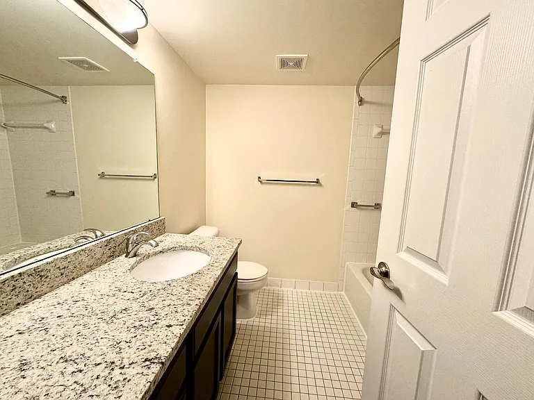 Lakeside Village Apartments — Photo 89