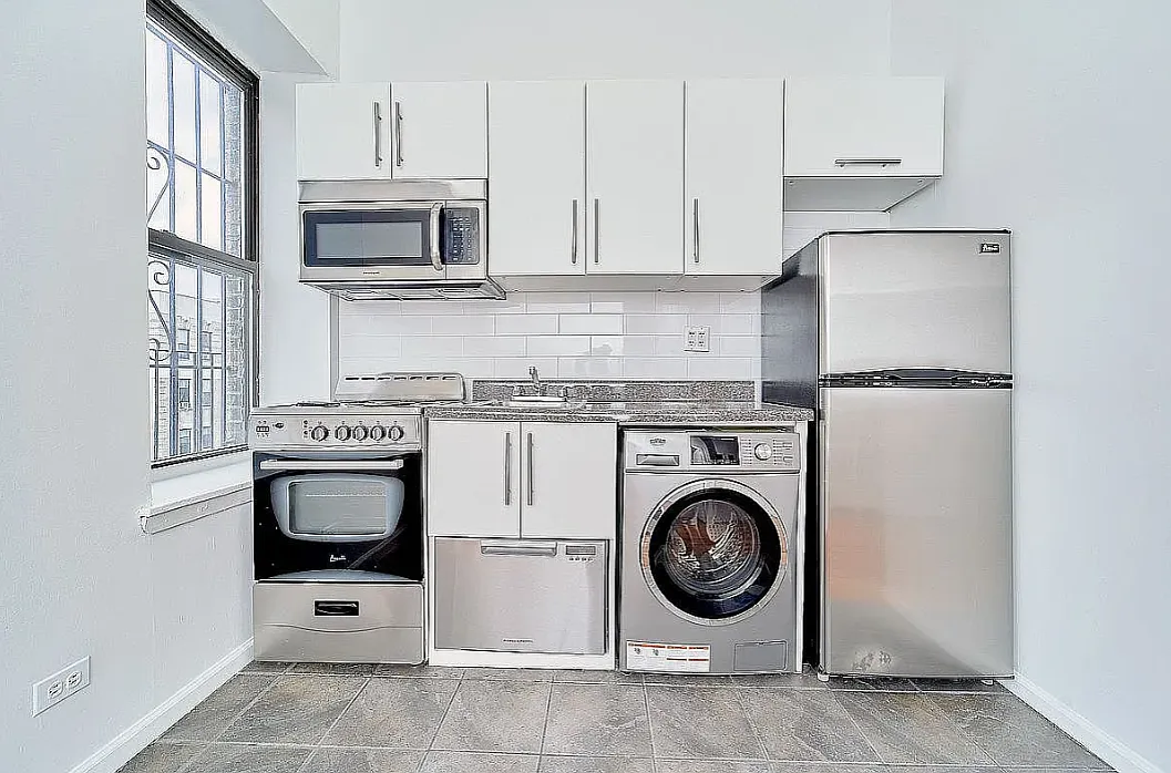 Building Photo - 150 Manhattan Ave #5C