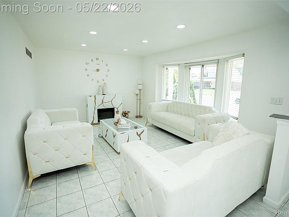 3rd image of 3131 Elmcrest Rd