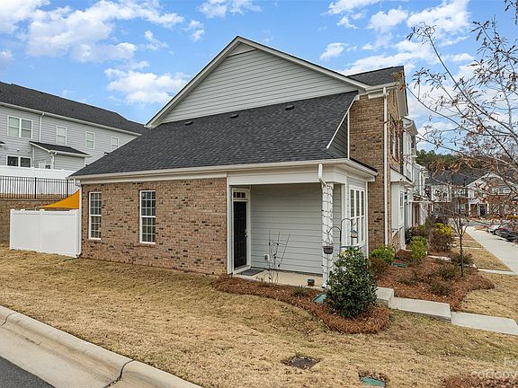 3rd image of 701 Henderson Valley Way
