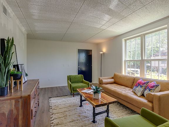 2nd image of 923 Coarsey Dr