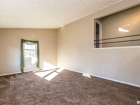 3rd image of 1015 Desoto Dr