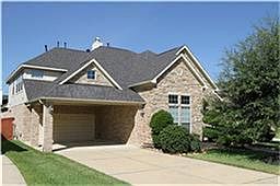 Not only a garage but a porte-cohere too!