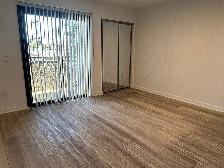 Glenoaks Apartments — Photo 19