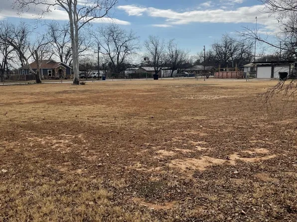 1701 Dallas St, Brownwood, TX 76801