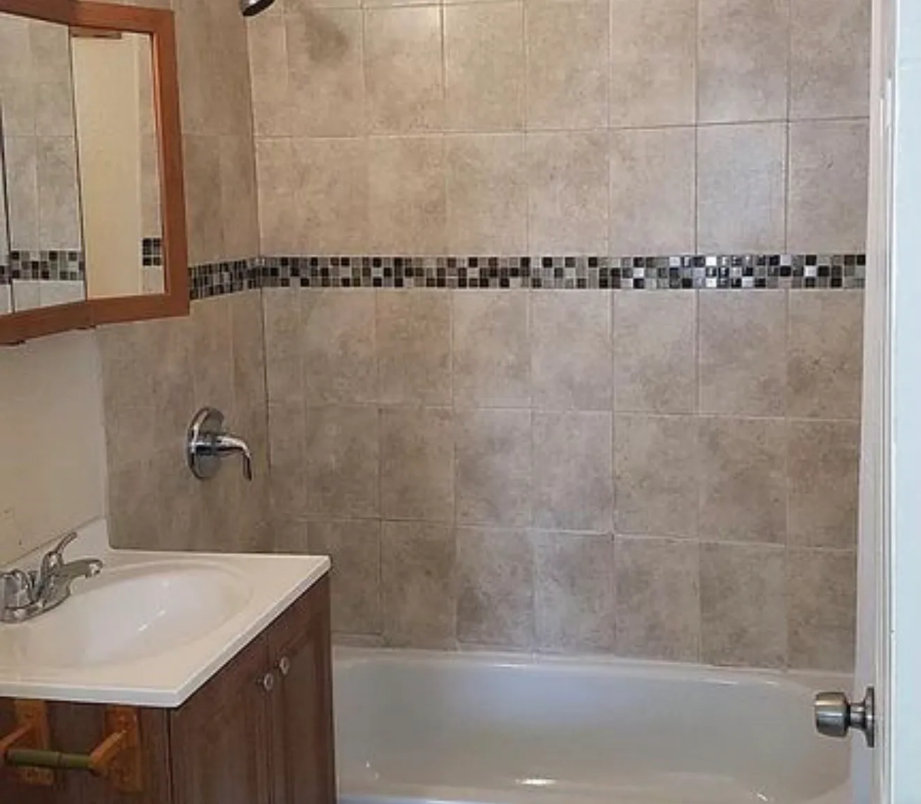 3 bed, 1060 sqft, $2,000 — Photo 4