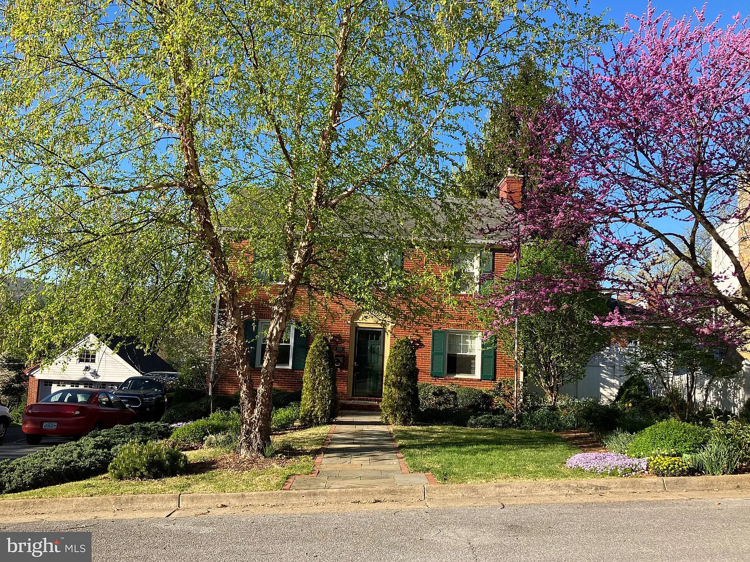 210 W 1st St photo 1