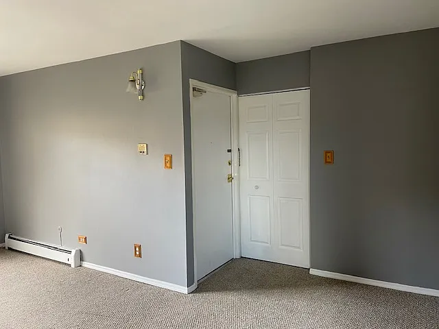 361 W Hawthorne Cir #5 — Photo 2