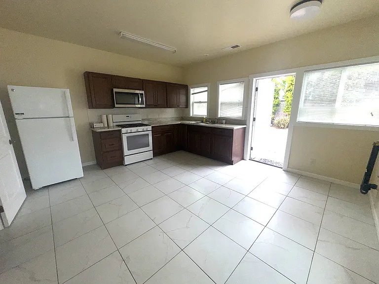 106 N Milpas St — Photo 5