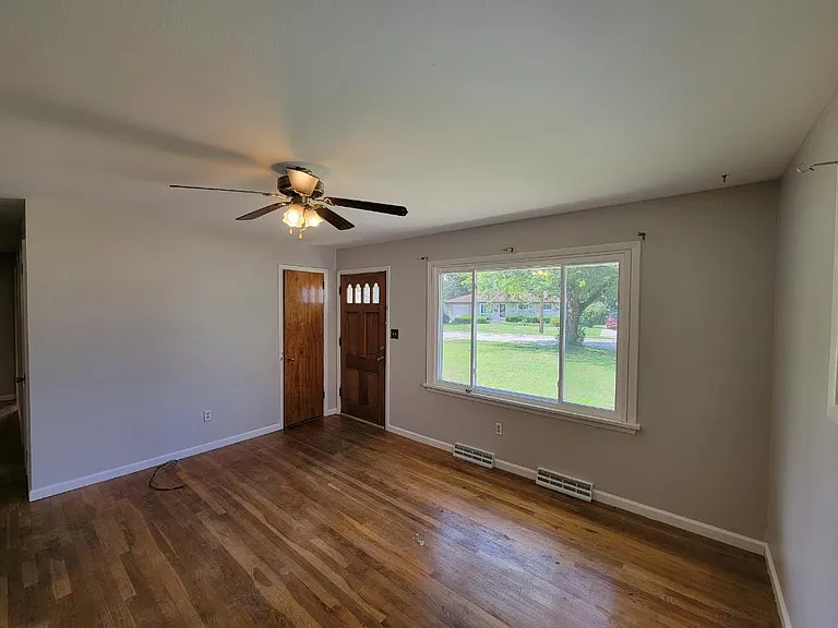 3913 Alan Dr — Photo 2