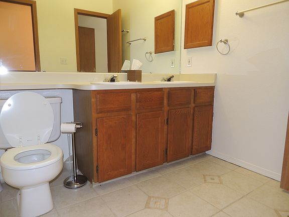 Bathroom sinks/cabinet