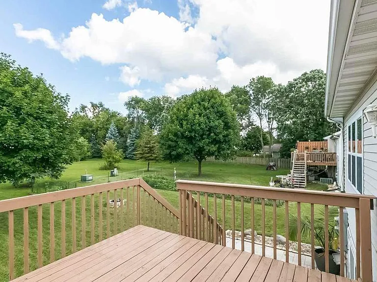 1087 N Pine St — Photo 17